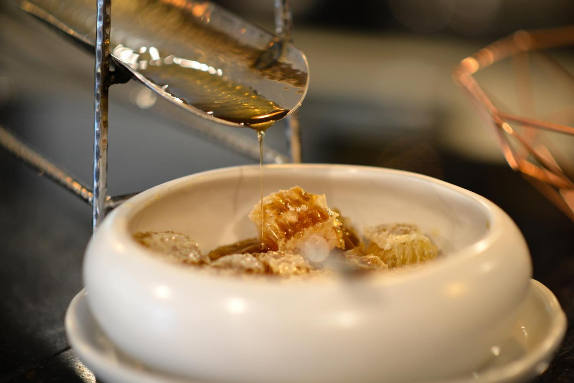 Villa De Pranakorn Bangkok Eksteriør bilde Honeycomb being drizzled with honey