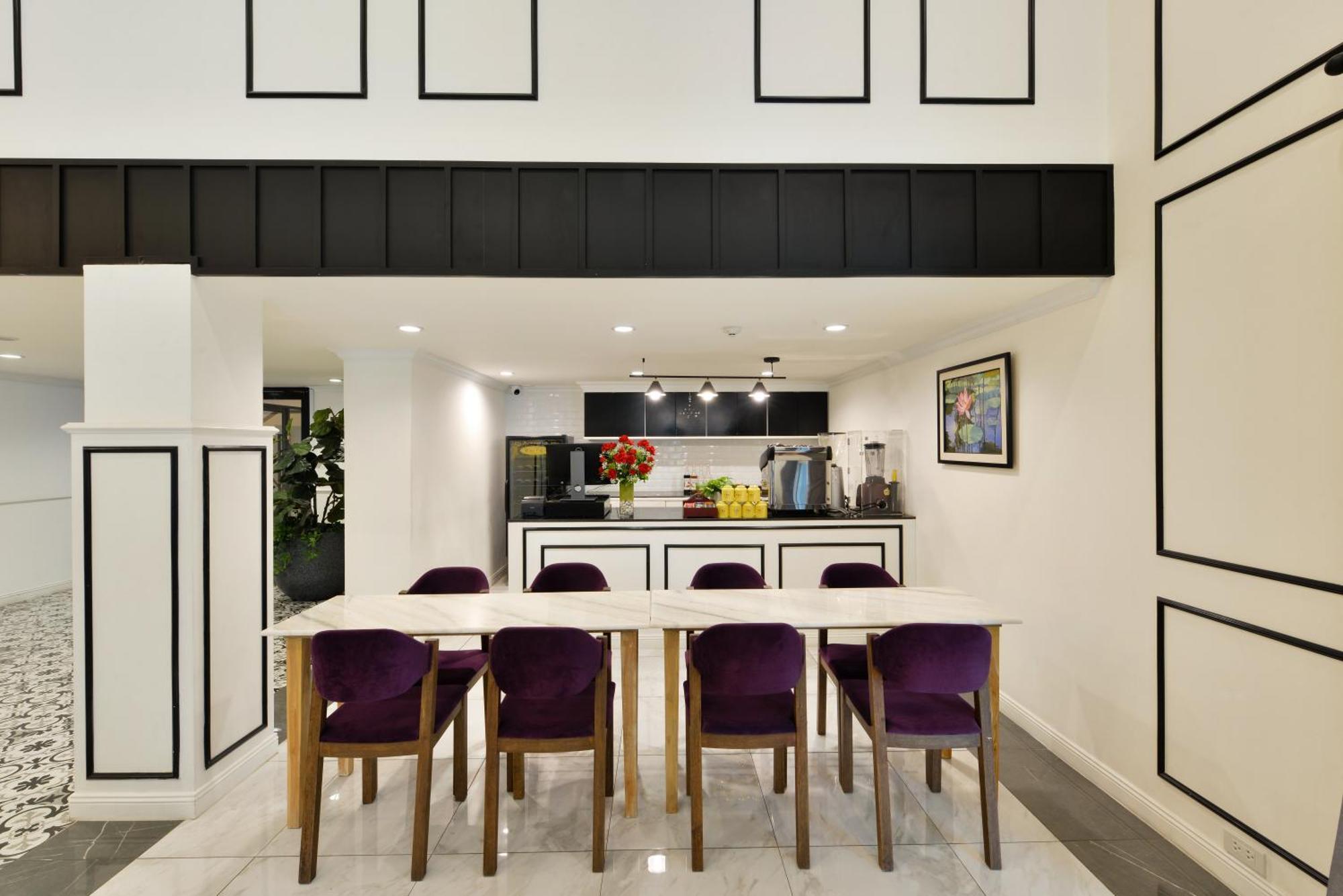 Villa De Pranakorn Bangkok Eksteriør bilde The kitchen at the 10000-square-foot (930-square-metre) home