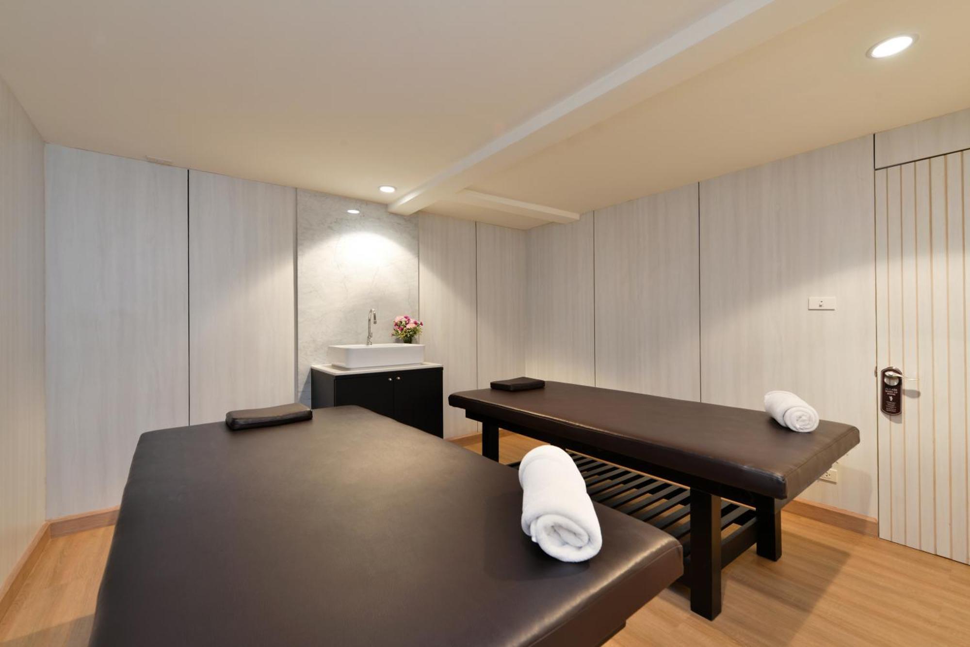 Villa De Pranakorn Bangkok Eksteriør bilde Massage beds