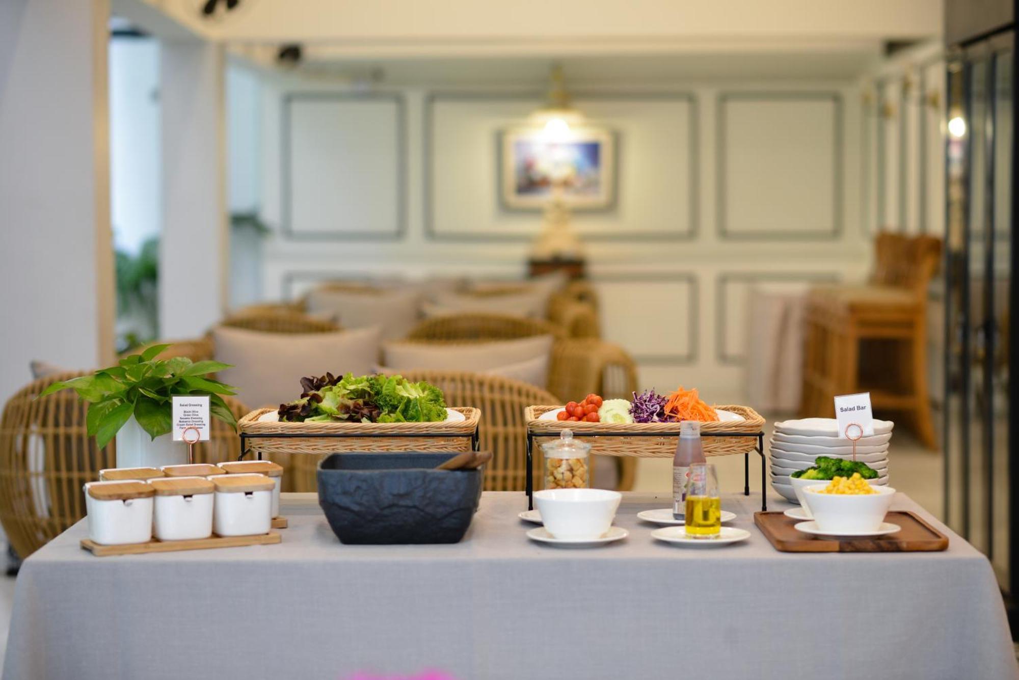 Villa De Pranakorn Bangkok Eksteriør bilde A salad bar