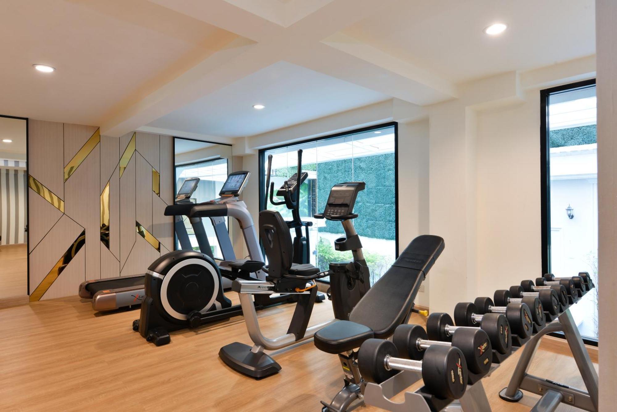 Villa De Pranakorn Bangkok Eksteriør bilde The gym at the hotel