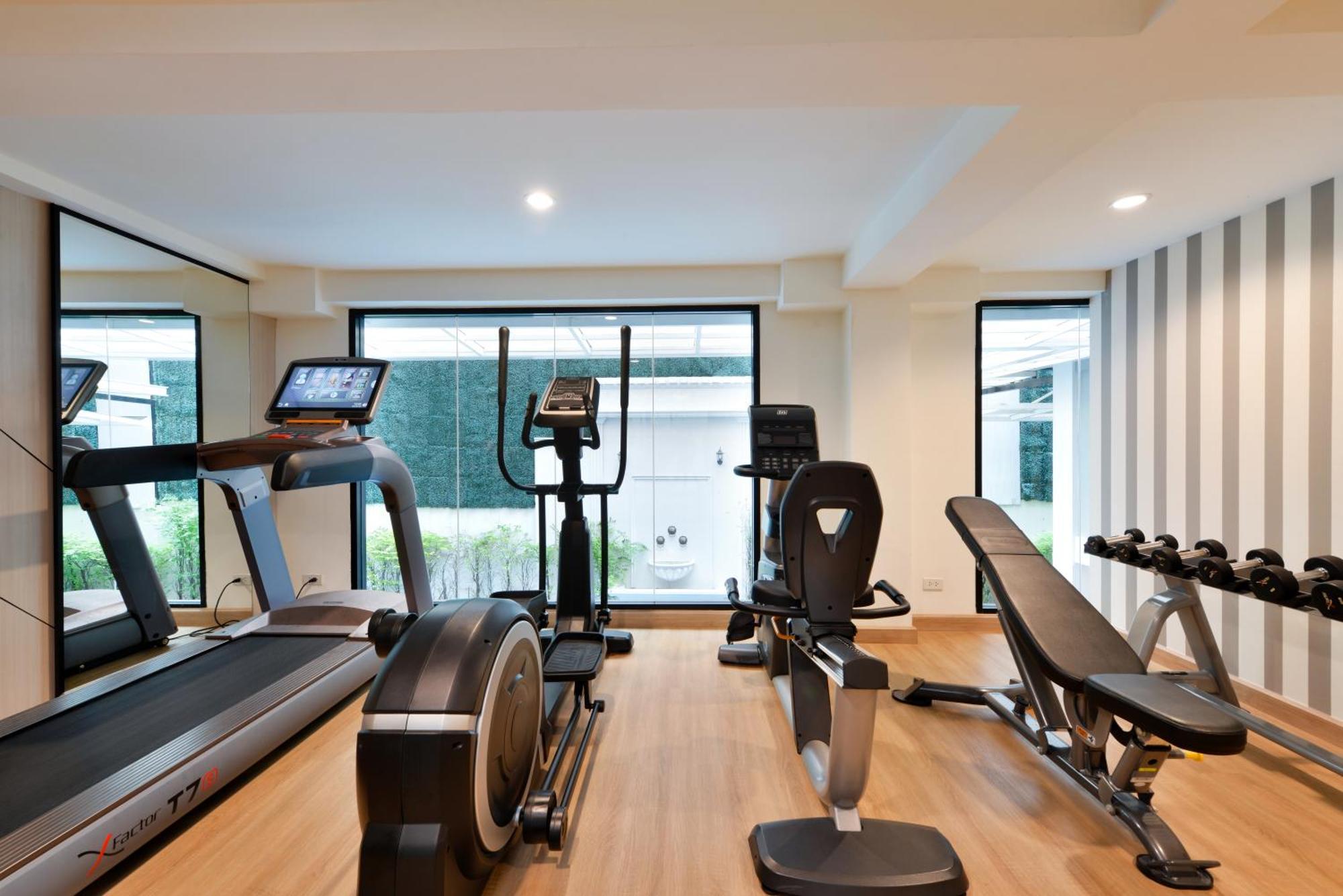 Villa De Pranakorn Bangkok Eksteriør bilde The gym at the hotel