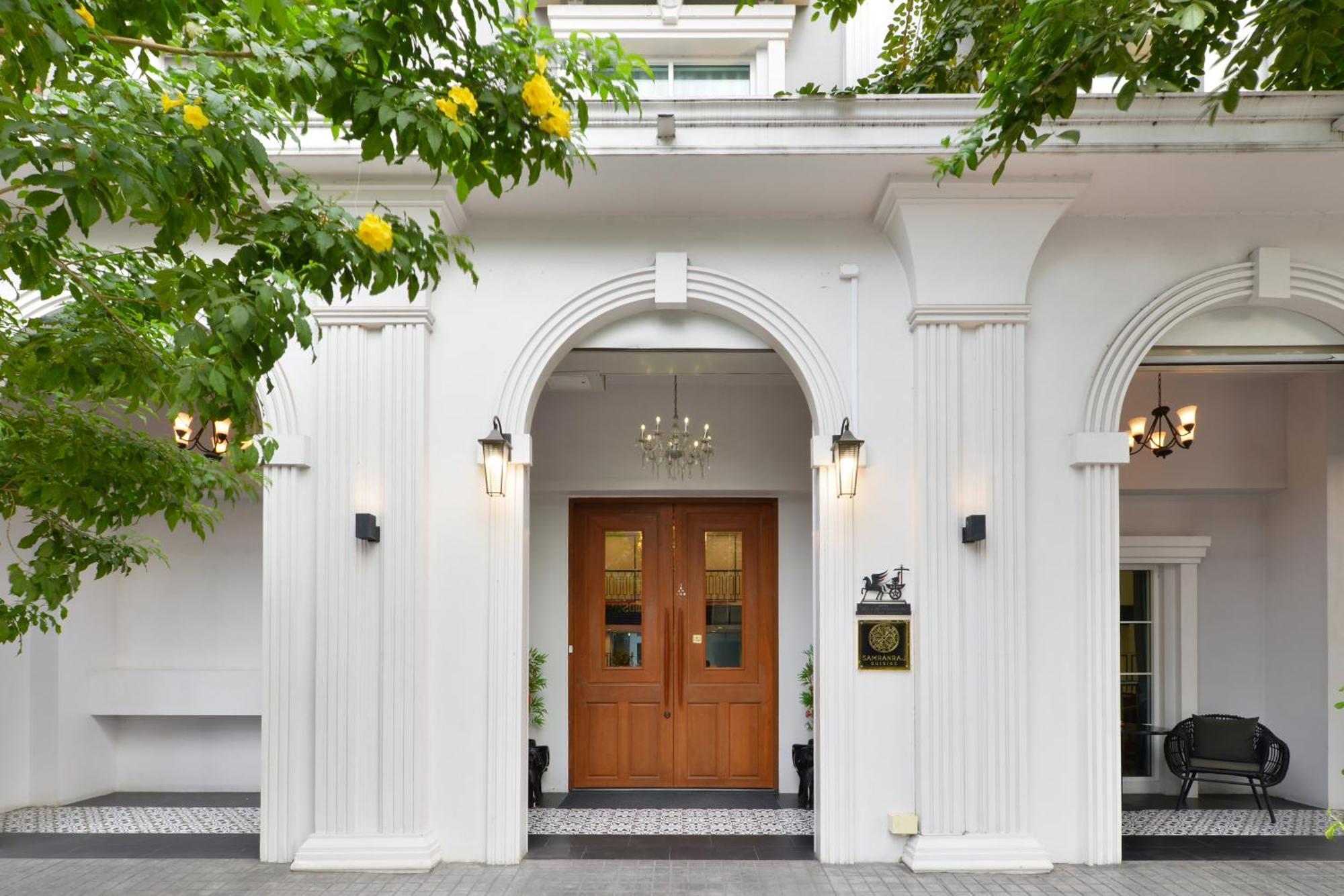 Villa De Pranakorn Bangkok Eksteriør bilde The entrance of the hotel