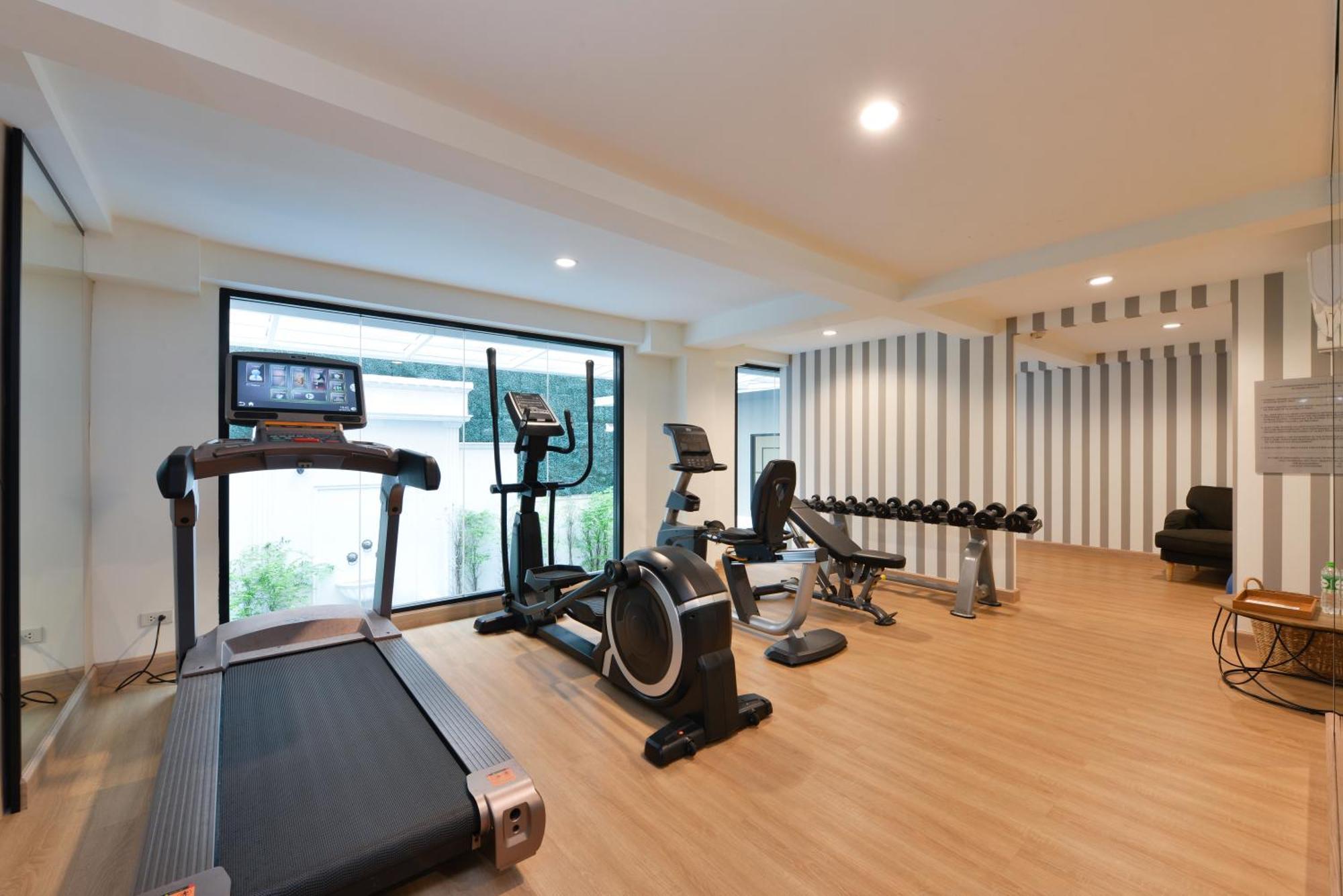 Villa De Pranakorn Bangkok Eksteriør bilde A gym at a hotel
